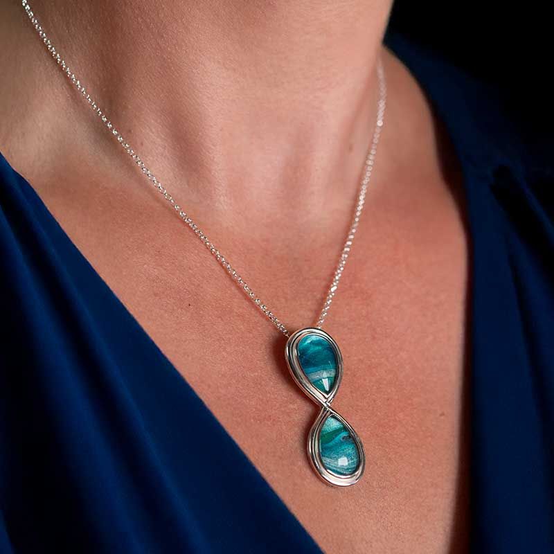 artbydaan's tweet photo. Stijlvol &amp; symbolisch: hanger ‘Endless Motion’ in infinity-vorm met zilver en twee handgeschilderde druppelstenen in blauwgroen.

Uniek, betekenisvol &amp; 100% handwerk.

https://t.co/q6byu7OqEu 

Delen = lief 💙

#sieraden #handgemaakt #infinity #zilver #artbydaan #EndlessMotion https://t.co/VmqRDeHjnB