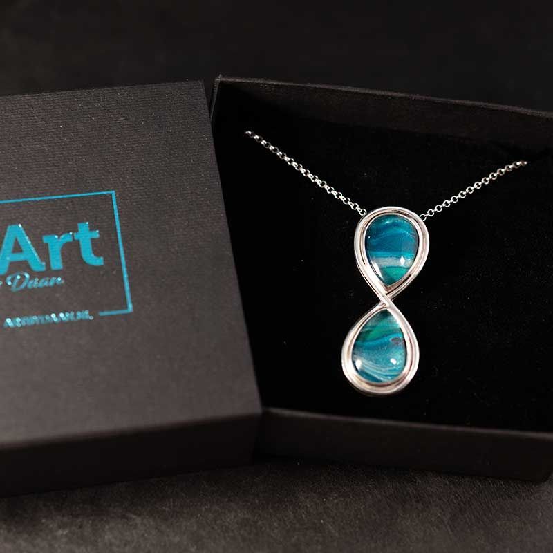 artbydaan's tweet photo. Stijlvol &amp; symbolisch: hanger ‘Endless Motion’ in infinity-vorm met zilver en twee handgeschilderde druppelstenen in blauwgroen.

Uniek, betekenisvol &amp; 100% handwerk.

https://t.co/q6byu7OqEu 

Delen = lief 💙

#sieraden #handgemaakt #infinity #zilver #artbydaan #EndlessMotion https://t.co/VmqRDeHjnB