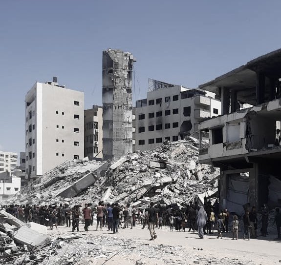 بينَ نازحٍ إلى الجنوب، وعائد إلى المدينة، كبُرجِ المصعد هذا نُقصَفُ ونبقى واقفين، وإن مالَ الحالُ واشتدَ الريحُ لا نميل، حتّى يأذنَ اللهُ بأمره ..