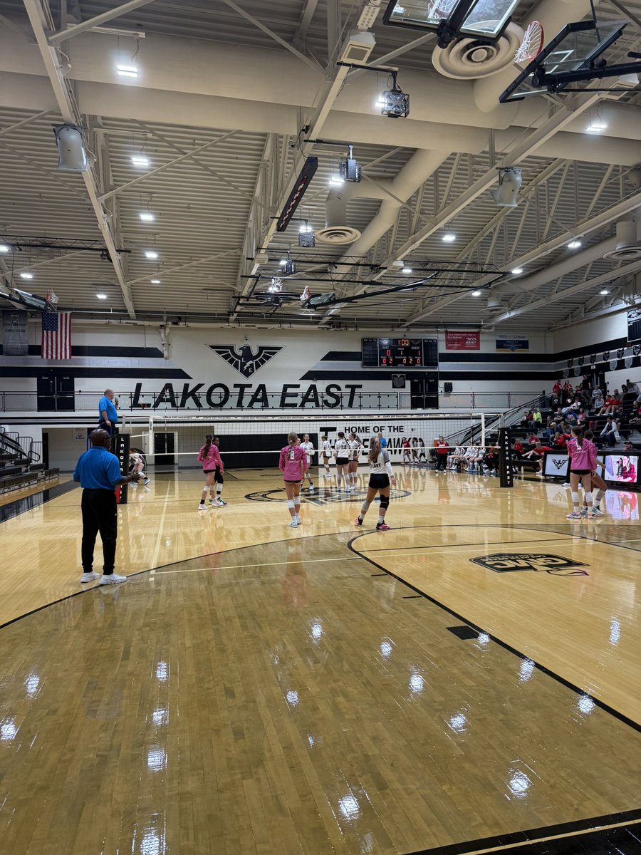 HawksAsstAD's tweet photo. Varsity Girls Volleyball is underway in the Hawks Nest! https://t.co/LZ7F069qTz