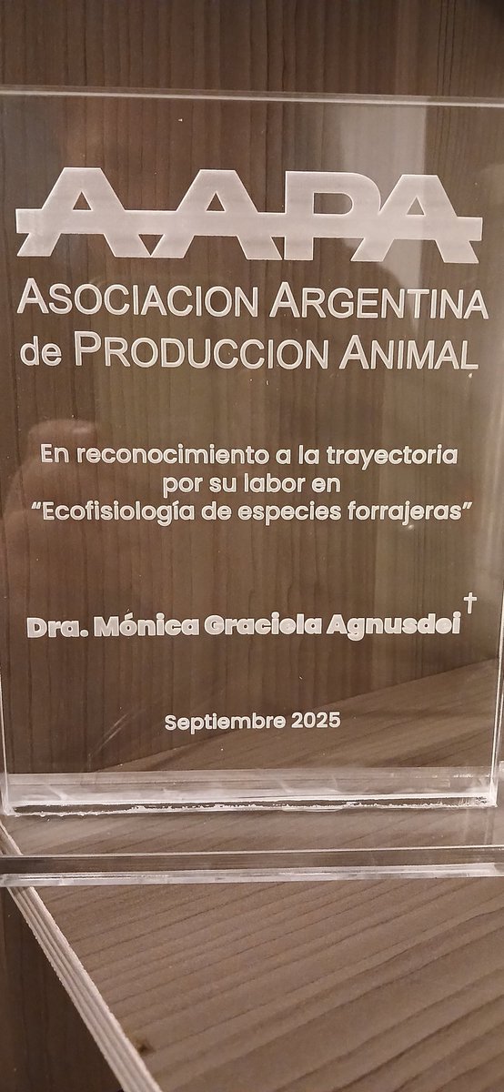En el Congreso Arg. de Producción Animal 2025 organizado por <a href="/aapa/">K</a> se realizó un reconocimiento a la trayectoria de la Dra. Mónica Agnusdei quien fuera una destacada investigadora del <a href="/INTABalcarce/">INTABalcarce</a>.
Recibieron la distinción, en nombre de la famila, algunos de sus ex tesistas