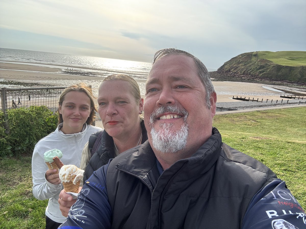 mark_ratters's tweet photo. @Mayfieldrl congrats on the win, great game and well worth the trip up finishing off with ice cream on the beach 😎 enjoy the oarty tonight 🍻🍻🍻���🤍

#upthefield 
#supportyourtownteams 
#teamrochdale https://t.co/ighZCZWw4k