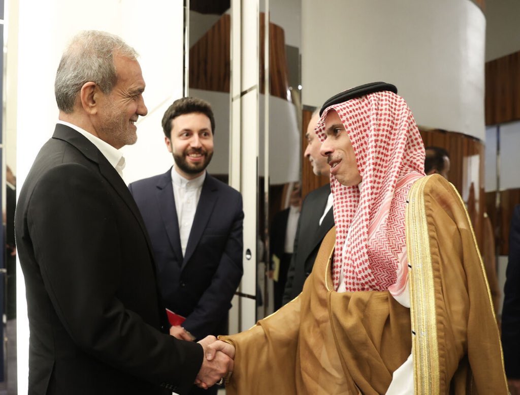 صبح روز سه شنبه ١٤ شهريور ٠٢ من وارد رياض شدم و همكارم جناب عبدالله العنزي بعد از ظهر همان روز وارد تهران شد. اين قدر همزمانى، شرط ازسرگيرى نبود بلكه در خود، نشان از عزم و اراده طرفين براى يك همكارى نزديك داشت.در اين دو سال راه زيادى رفتيم ولى انتظارى كه از روابط داريم بيشتر است.