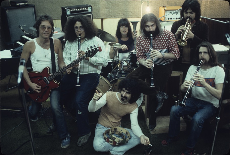 AmpedTo11's tweet photo. @oriettamusic Great talent,Ori,very sad.#MarkVolman(+sidekick #HowardKaylan)had superb pitch-perfect vocals,a larger than life stage presence & acute sense of satire/comedy.In the #Turtles #BattleOfTheBands he displayed musically eclectic comedic alter egos-an ideal #Zappa collaborator.💔🎤🎸 https://t.co/AT9l9MPvVE