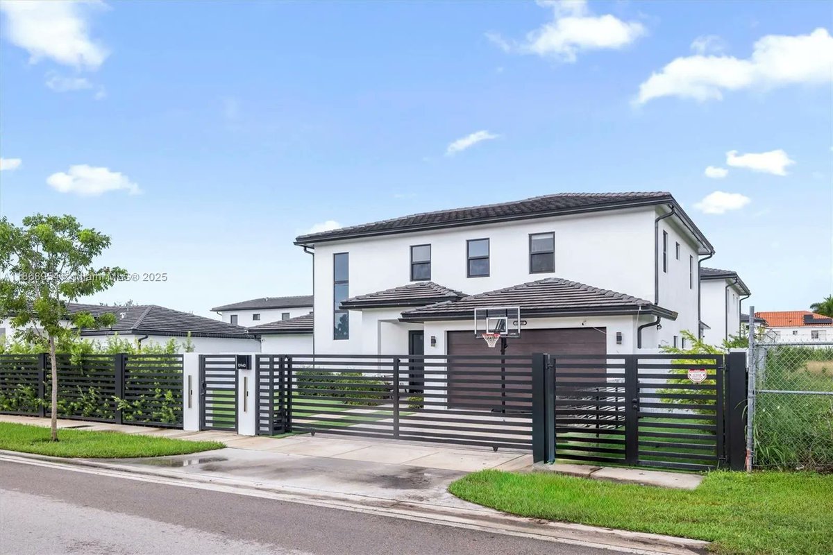 bhhsftlse's tweet photo. 10940 SW 180th St, Miami, FL, 33157
4 bed | 3 bath 2932 Sq. Ft.
Active | 1250000
https://t.co/GOvFNErogL
Built in 2023, this Breccia model blends modern design with everyday comfort. The open layout showcases a chef's kitchen with quartz countertops, stainless steel... https://t.co/DOYu4yzJd7