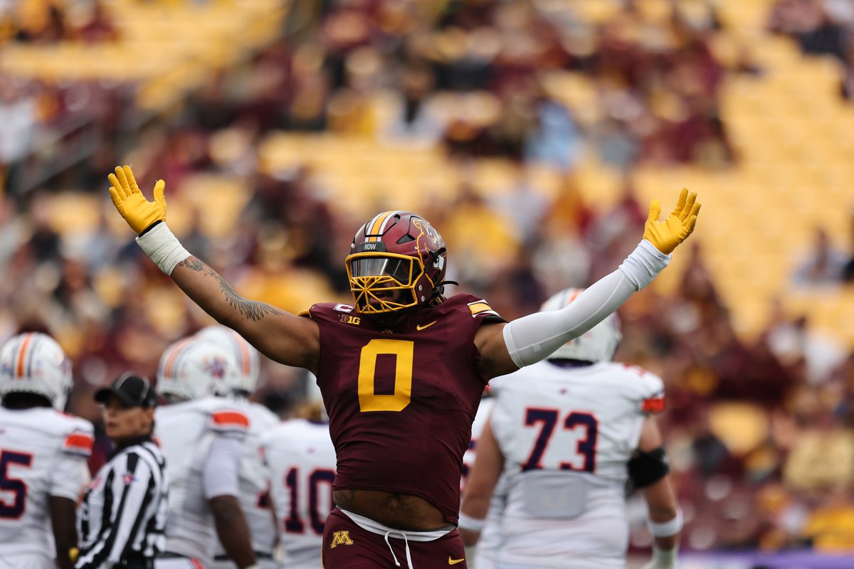 GopherFootball's tweet photo. Two drives and @AgentAnt0 is already up to 1.5 sacks today 🤯

Dating back to last season Smith has posted at least one TFL in seven straight games! #RTB #SkiUMah #Gophers https://t.co/ocORn5ue8H
