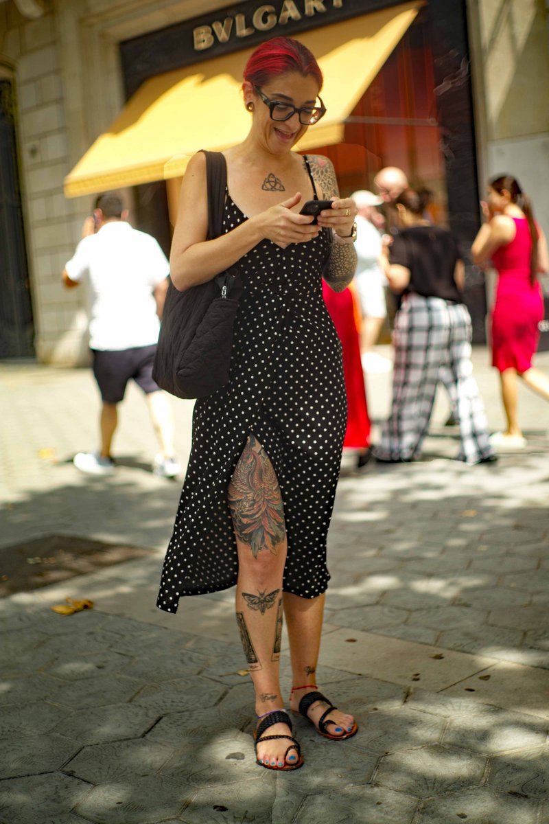 jpquinonero's tweet photo. #barcelonesa #barcelonina #tatuaje #PaseodeGracia #streetphotography #photographie #fotografía #Leica / Barcelonesa bien, con los muslos tatuados, en el Paseo de Gracia …
https://t.co/kYPb7xbEDM ... https://t.co/XTzEzjIovl