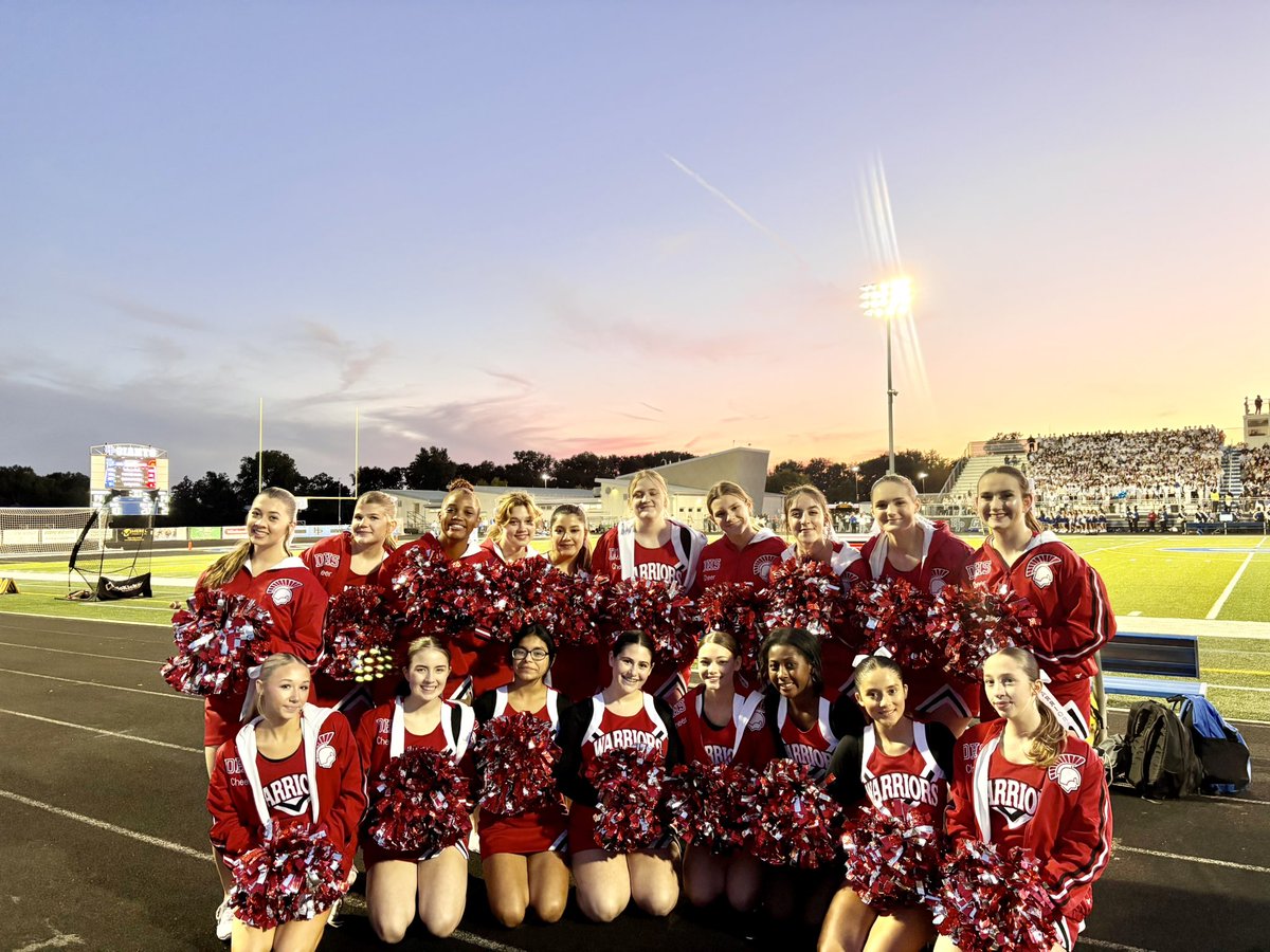 Deerfield_Cheer's tweet photo. Cheering on the Warriors at Highland Park! 🏈 📣 #DCT https://t.co/jPTZjNog8P