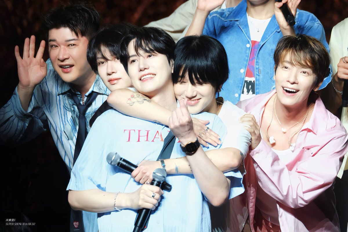 大合照幸福瞬间的最后四张，是之前没导出来的那部分
#SUPERJUNIOR 
#슈퍼주니어
#SUPERSHOW10
#SS10_in_HK_D2
#Leeteuk
#Heechul
#Yesung
#shindong
#Eunhyuk
#Siwon
#Donghae
#Ryeowook 
#KYUHYUN