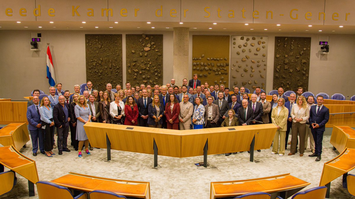 Vandaag met alle 80 PVV-kandidaten de PVV- kandidatenlijst getekend in de Tweede Kamer!

We hebben er zin in!!

Nederlanders weer op 1! 💪

#PVV #StemPVV