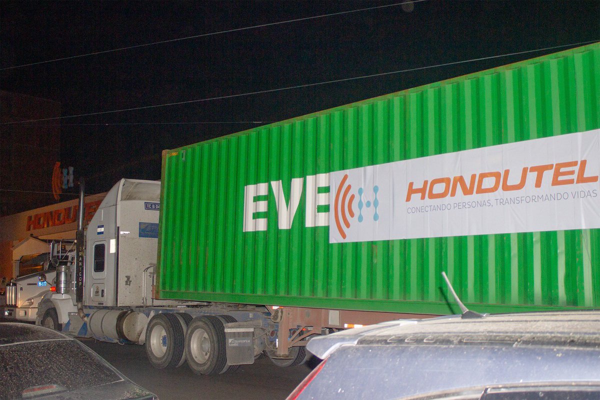 HONDUTEL_HN's tweet photo. #RescateHONDUTEL 
16 contenedores ingresaron hoy a la bodega principal de HONDUTEL para la RENOVACIÓN TECNOLÓGICA TOTAL DE LA EMPRESA. 

Se trata del proyecto en infraestructura digital de Honduras más grande en la historia de la empresa, liderado por el Gerente Ing. @jamoraleshn y Subgerente Lic. @Gabo_BonillaHN bajo la directriz de la Presidenta @XiomaraCastroZ y gestionado por el @PNUDHonduras