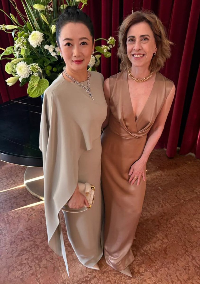 #Venezia82: Fernanda Torres e Zhao Tao prontas para a cerimônia de encerramento do Festival de Veneza.
