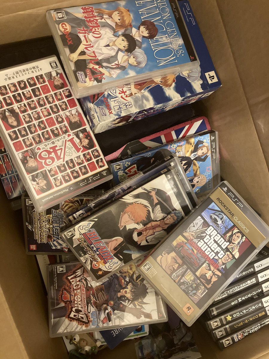 uta1116uta's tweet photo. 放置してた荷物開いてみたら
あの頃を感じた。
探し物は見つからず https://t.co/PoaqRqozAN