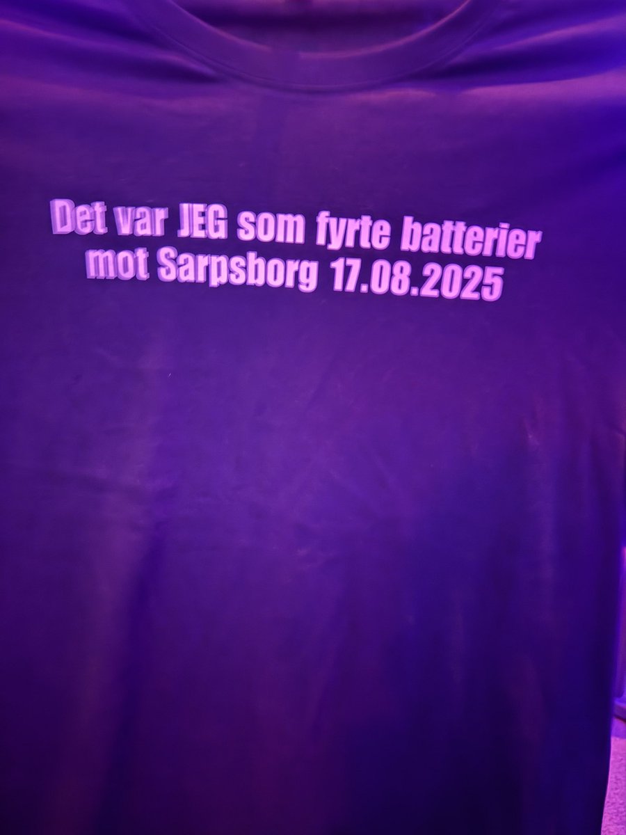 Ultrassjappa er åpen. Vi selger denne t-skjorta i et begrenset opplag. Vi står i andre etasje på Arena.