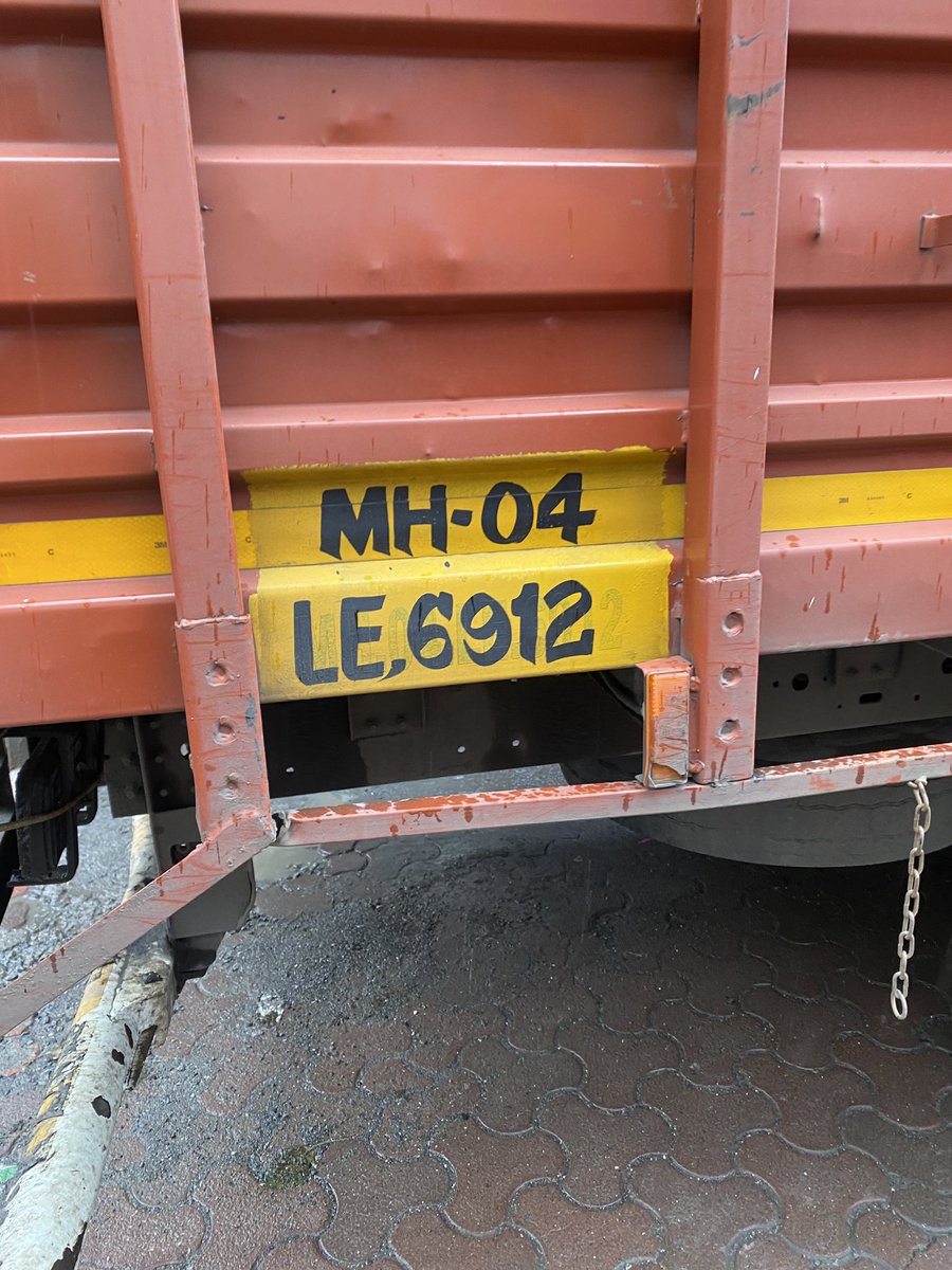 SaferRoadsSquad's tweet image. Vehicle (reg MH04LE6912) spotted without a rear number plate near Reliance Mart, Kanchpada, Malad West. Driver casually claimed it fell off. This heavy vehicle was parked on the road, blocking traffic.

@MTPHereToHelp to issue an eChallan.

#TrafficViolation #MumbaiTraffic