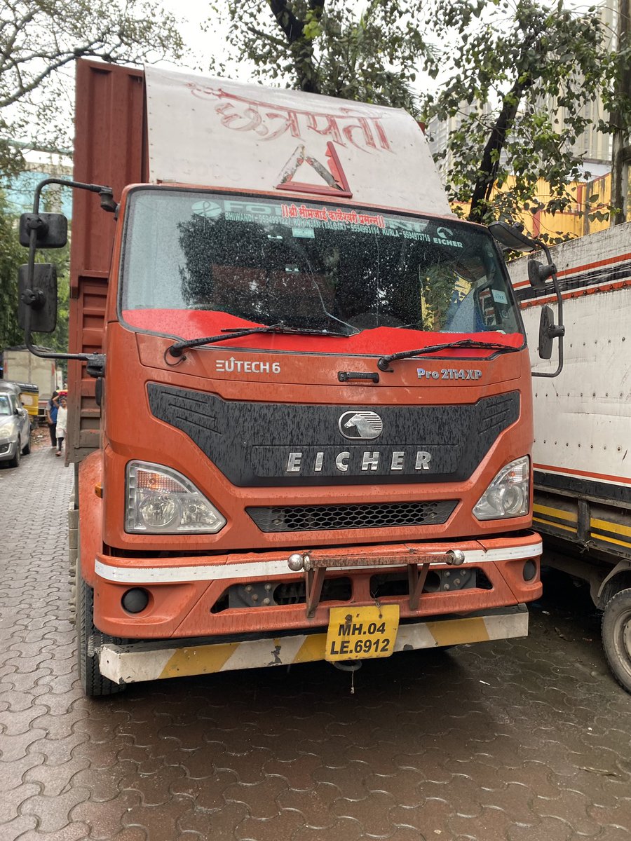 SaferRoadsSquad's tweet image. Vehicle (reg MH04LE6912) spotted without a rear number plate near Reliance Mart, Kanchpada, Malad West. Driver casually claimed it fell off. This heavy vehicle was parked on the road, blocking traffic.

@MTPHereToHelp to issue an eChallan.

#TrafficViolation #MumbaiTraffic