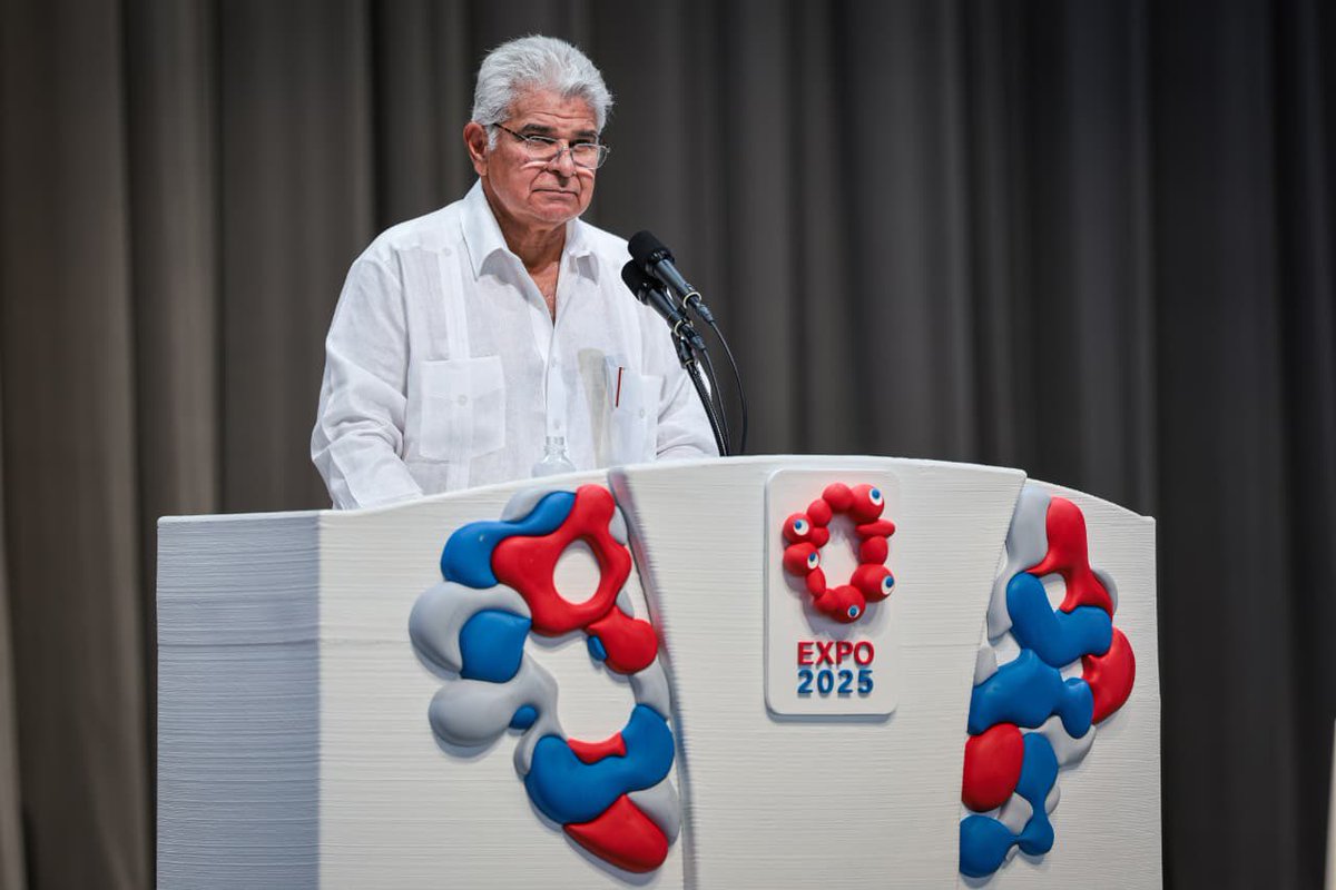 as_salazar's tweet photo. @JoseRaulMulino inaugura el Día Nacional de Panamá en la Expo Osaka, la mayor exposición mundial

-El pabellón de Panamá ha sido visitado por más de 2 millones de personas. Mulino expone el potencial del país para el turismo mundial, con énfasis en el mercado japonés-

Con una participación récord de más de 20 millones de visitantes hasta la fecha, el presidente de la República, José Raúl Mulino, fue invitado de honor en la Exposición Universal de Osaka, Japón, la cual celebró ayer el Día Nacional de Panamá, una conexión que permite promover al país como destino para el mundo, es especial en el mercado japonés.
Junto a la primera dama, Maricel de Mulino, el presidente Mulino fue recibido por el ministro de Relaciones Exteriores de Japón, Hisayuki Fujii; el comisario de la Exposición de Osaka, Koji Haneda; el gobernador de Osaka, Hirofumi Yoshimura; y el alcalde de Imabari, Shigeki Tokunaga.
“Una alta porción del turismo mundial es de Japón y queremos motivarlos a que conozcan Panamá”, manifestó Mulino al llegar a la Exposición de Osaka, donde Panamá participa con su pabellón “Salvando Vidas”.
El mandatario panameño indicó que en este evento mundial Panamá se presenta como un país pequeño en territorio, pero inmenso en vocación de servicio. “Somos anfitriones del comercio mundial; anfitriones de buques, de aves migratorias, de ballenas; anfitriones de congresos y convenciones; de culturas, de religiones, de turistas, de naves, de inversiones y de multinacionales. Panamá es anfitrión del mundo”, apuntó.
Resaltó que Panamá es uno de los pocos países en el planeta que ostenta la condición de carbono negativo: “generamos más oxígeno del que consumimos”. 
Ese compromiso con la sostenibilidad es la base del modelo de desarrollo de Panamá. “En el corazón de nuestra capital, millones de aves migratorias descansan en su camino de norte a sur, que también conviven en armonía con la segunda zona libre más grande del mundo, con el hub aéreo de las Américas y, por supuesto, con el Canal de Panamá. Esa convivencia entre naturaleza y progreso es la esencia de nuestro mensaje en esta Expo”, añadió Mulino ante los espectadores de la presentación del Día de Panamá, que también disfrutaron de un vistoso espectáculo artístico sobre la cultura y tradiciones panameñas.
El presidente Mulino se refirió a los vínculos comerciales entre ambos países recordando la llegada, en 1976, del gigante japonés Panasonic al territorio panameño. 
“Hoy contamos con más de 40 compañías japonesas instaladas en nuestro país, y es en esta Expo 2025 que abrimos un nuevo ciclo de cooperación, inversión, turismo y amistad entre nuestras naciones, con la firma del Memorando de Entendimiento entre las Cámaras de Comercio y de Industrias de Panamá y Osaka”, resaltó Mulino.
En los cuatro meses de la Expo Osaka, inaugurada en abril, el pabellón de Panamá ha recibido dos millones de visitantes y se espera cerrar los seis meses de la exposición con cerca de tres millones de personas que habrán podido conocer el café, el cacao y la cultura panameña.
“Desde Osaka, quiero invitar al mundo a mirar hacia Panamá; y un poco más, ir hacia Panamá pensado no solo como un paso entre dos mares, sino como un socio y anfitrión confiable en la construcción de una sociedad más innovadora, inclusiva y sostenible”, instó Mulino a los visitantes de este evento mundial.
En tanto, el canciller nipón destacó que Panamá y Japón son países distantes geográficamente, pero con estrechos vínculos marítimos. Incluso indicó que, en el proyecto de ampliación del Canal, Japón fue la mayor fuente de financiamiento externo, con el 15% de toda la obra. “Esperamos seguir contribuyendo con el Canal y su rol en el comercio mundial”, puntualizó Fujii.
@MICIPMA @MiCulturaPma