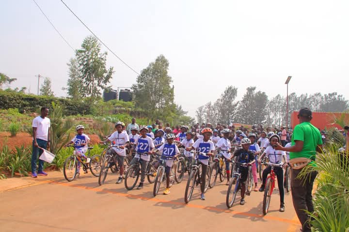 cooko_rw's tweet photo. #Cooko mugusoza ibiruhuko by'abanyeshuri , twishimiye guhemba abana bahize abandi mu irushanwa risoza ibiruhuko ryiswe "Bye Bye Holidays Cycling Event" mu byiciro byabakiri bato, ryateguwe na @BugeseraC ku bufatanye na @GSF_RC @Righttoplayrw @cyclingrwanda
#Cooko
#Inkokokoko! https://t.co/TXufu4yFkI