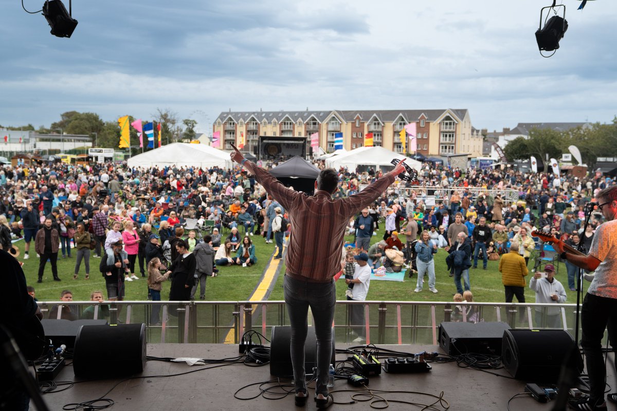 VisitMGS's tweet image. 🎉 What an incredible first day at the #EatsandBeats Festival! 🎶🍴

Thank you to everyone who joined us and brought such great energy. Get some rest and get ready to do it all over again tomorrow. Day 2 is going to be just as epic! 🌟
 🔗visitmournemountains.co.uk/whats-on/giant…
#GiantAdventures