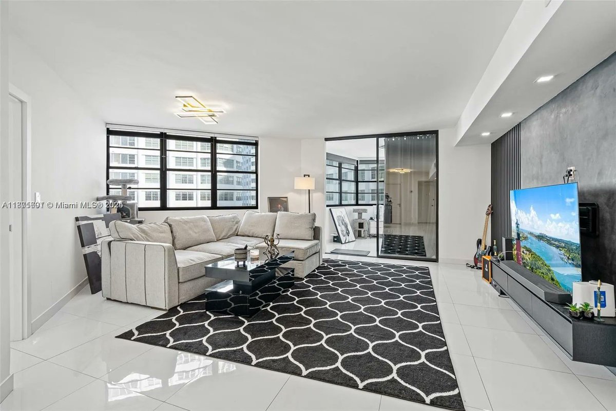 FabSoFlRealtor's tweet photo. 999 Brickell Bay Dr Unit 705, Miami, FL, 33131
2 bed | 2 bath 990 Sq. Ft.
Active | 3150
https://t.co/b8SMBMLDMO
Completely remodeled 2 bedroom, 2 bathroom unit located in one of Brickell's most exclusive waterfront buildings. This residence features a modern open layout,... https://t.co/CFxOZz186Z