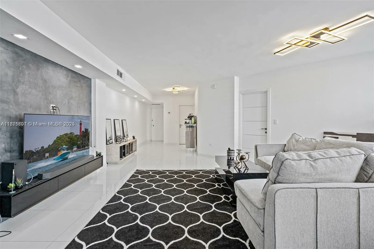 FabSoFlRealtor's tweet photo. 999 Brickell Bay Dr Unit 705, Miami, FL, 33131
2 bed | 2 bath 990 Sq. Ft.
Active | 3150
https://t.co/b8SMBMLDMO
Completely remodeled 2 bedroom, 2 bathroom unit located in one of Brickell's most exclusive waterfront buildings. This residence features a modern open layout,... https://t.co/CFxOZz186Z