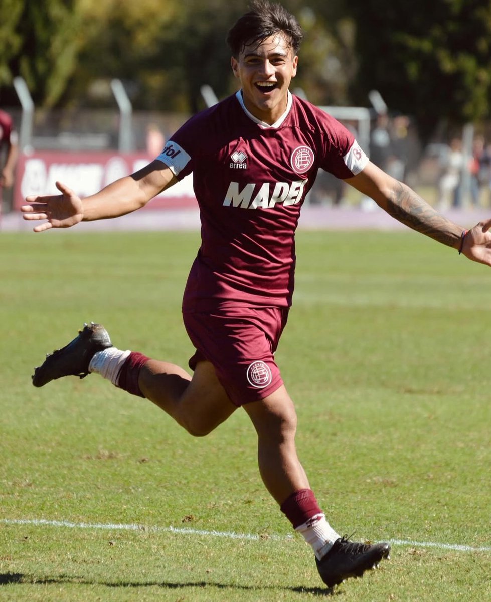 HisDeInferiores's tweet photo. 🧨🇱🇻 El 2025 de Mateo Peralta con Lanús 

⚽️ vs. Deportivo Riestra
⚽️ vs. Vélez Sarsfield
⚽️ vs. Newell’s Old Boys 
⚽️ vs. Central Córdoba 
⚽️⚽️ vs. Sarmiento 
⚽️ vs. San Martín de San Juan 
⚽️⚽️⚽️ vs. Platense 
⚽️ vs. Unión 
⚽️ vs. Racing 
⚽️⚽️⚽️ vs. Godoy Cruz 
⚽️ vs. Barracas Central 
⚽️⚽️ vs. Argentinos Juniors 
⚽️ vs. Ferro 
⚽️ vs. Atlético Tucumán

Es el GOLEADOR [20] de la 5ta División y ya firmó su PRIMER CONTRATO 💎