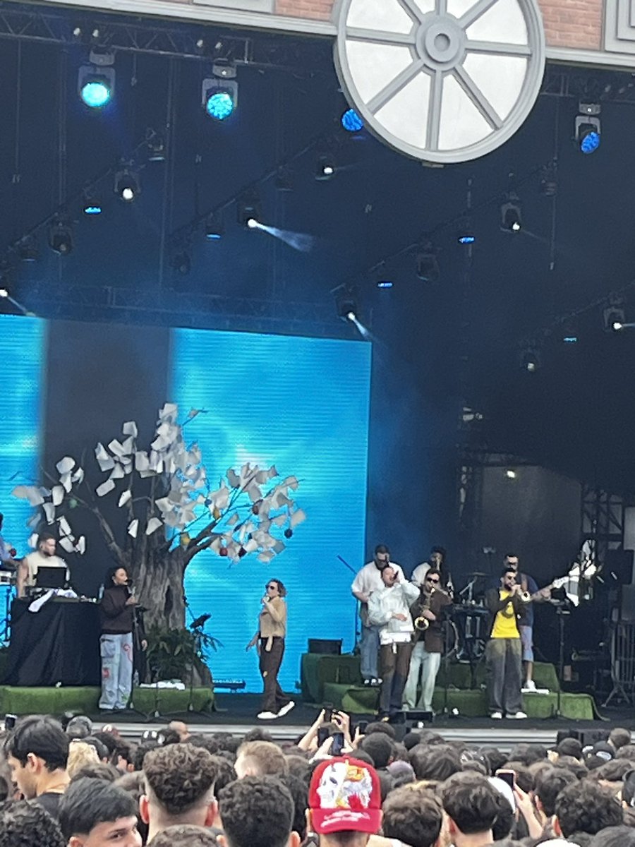 RAPNARUA's tweet photo. Teto tá no palco e mandou avisar que Grécia é a sua preferida do álbum Maior Que o Tempo https://t.co/ASCqlWau0h