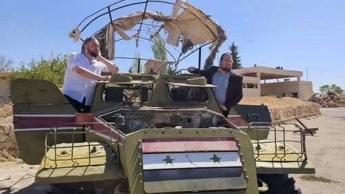 بصورة مهينة ومذلة.. حاخام صهيوني يركب عربة عسكرية تابعة للجيش السوري داخل سوريا المحتلة.