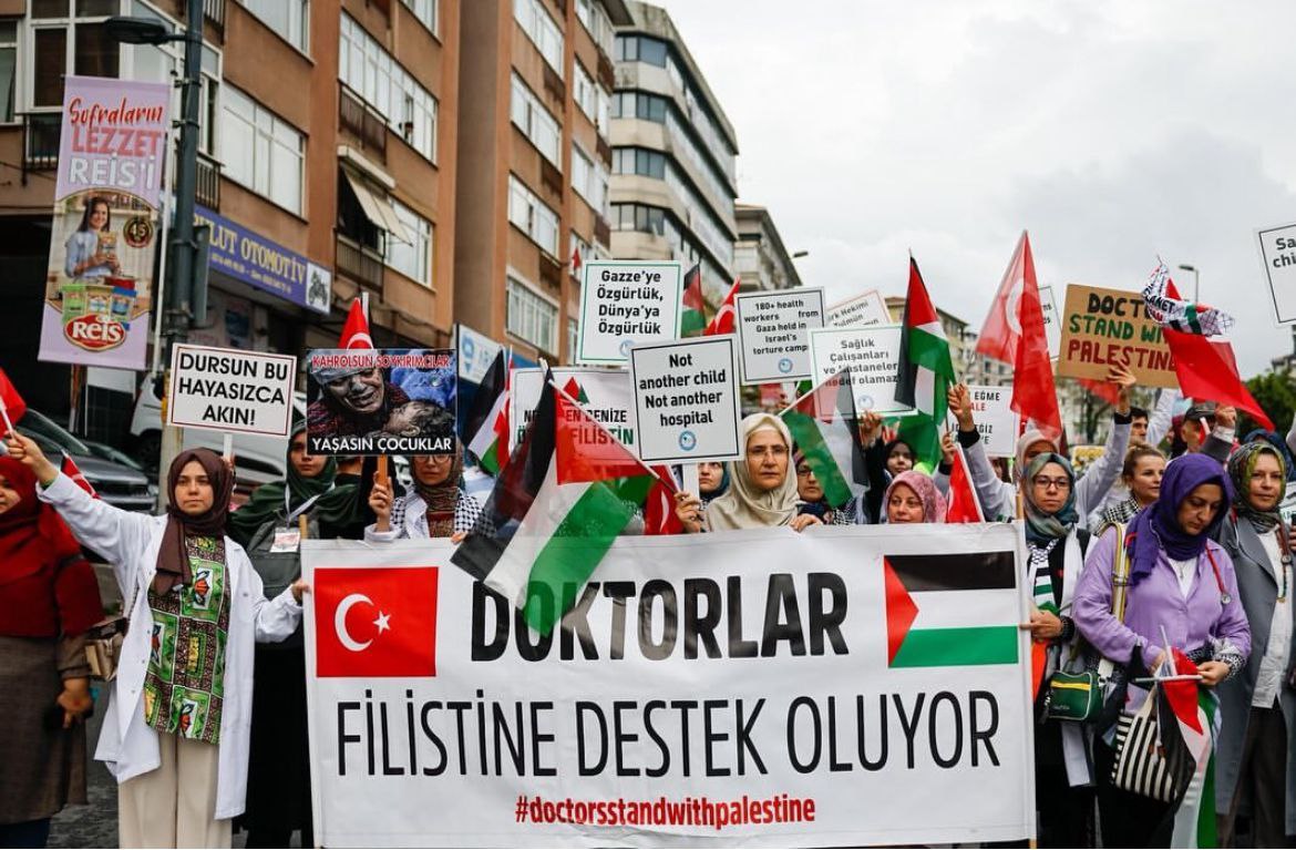 مظاهرة عارمة في مدينة اسطنبول التركية؛ إسنادًا لأسطول الصمود المبحر نحو غزة، وتنديدًا بحرب التجويع والإبادة التي يواصلها الاحتلال.

#تركيا 
#غزة_تُباد 
#لن_نرحل