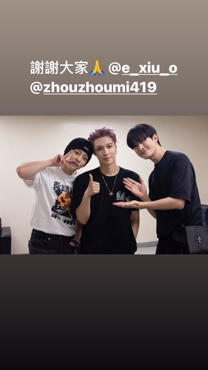 “แม้ตอนที่มบ.ชาวจีนจะตัดสินใจลาออกทั้งหมด เค้าก็ยังคงยืนหยัดอย่างมั่นคง และแม้ว่า EXO จะทำกิจกรรมเพียง 8 คน เค้าก็ไม่เคยลาออก คนที่ยังคงรักษามิตรภาพกับ EXO ไว้ได้อย่างแท้จริงก็คือจางอี้ชิง ฉันจะไม่รักเขาได้ยังไง เขาเป็น We Are One มากกว่าใครๆ เค้ารัก EXO และเค้าก็รัก EXO-L ด้วย”