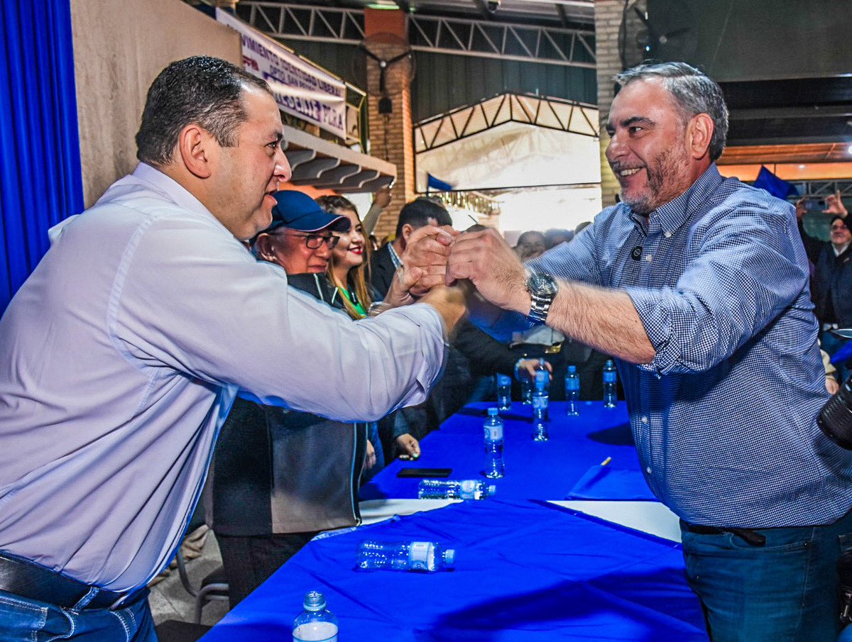 LiderAmarilla's tweet photo. En Capiatá sellamos una alianza estratégica que abre el camino a la unidad del PLRA para organizarlo y levantarlo, con miras a ganar las municipales 2026 y proyectar un Paraguay de oportunidades en 2028.🔵 🇵🇾
#EverPresidente
#LiderAlDirectorio https://t.co/uwLDDgWLBX