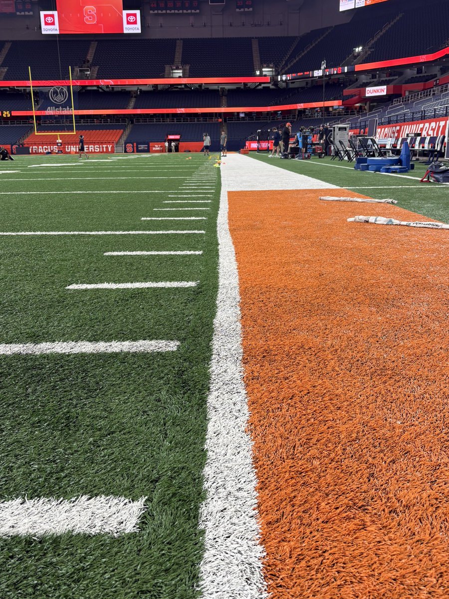 Sports Illustrated (@sinow) on Twitter photo A look at the sidelines at JMA Wireless Dome for UConn-Syracuse 😅
(via <a href="/adamgiardino/">Adam Giardino</a>) A look at the sidelines at JMA Wireless Dome for UConn-Syracuse 😅
(via <a href="/adamgiardino/">Adam Giardino</a>)
