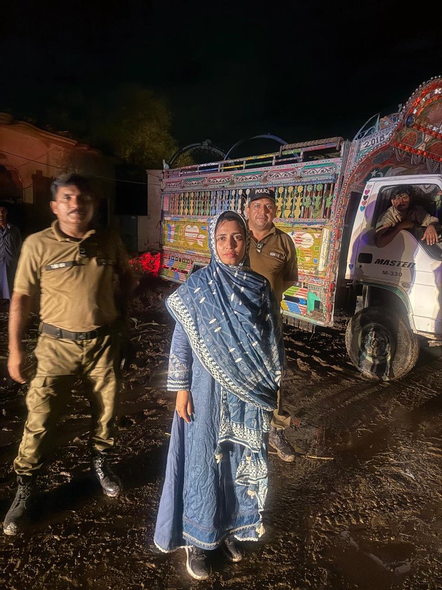 لودہراں کی اسسٹنٹ کمشنر ارم شہزادی جو صبح سے سیلاب متاثرین کی محفوظ منتقلی کو یقینی بنانے کے لئے جھوک جانن میں ریسکیو آپریشن کی نگرانی کر رہی تھیں۔ اب 9:30 منٹ پر سو فیصد محفوظ منتقلی کے بعد۔ چہرے پر تھکاوٹ واضح لیکن بالکل مطمئن اور خدمت کے جذبے سے سر شار۔
<a href="/Bint_e_Yousaf/">Erum Yousaf</a> 👏👏