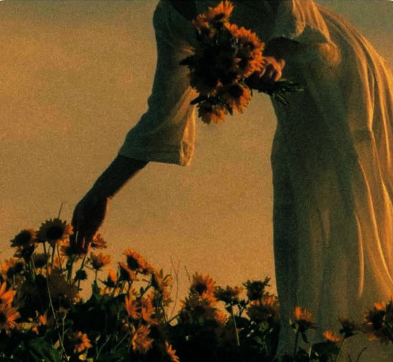 “Zâyi olmuş bir heves yığınıyla, kalakalır insan.”