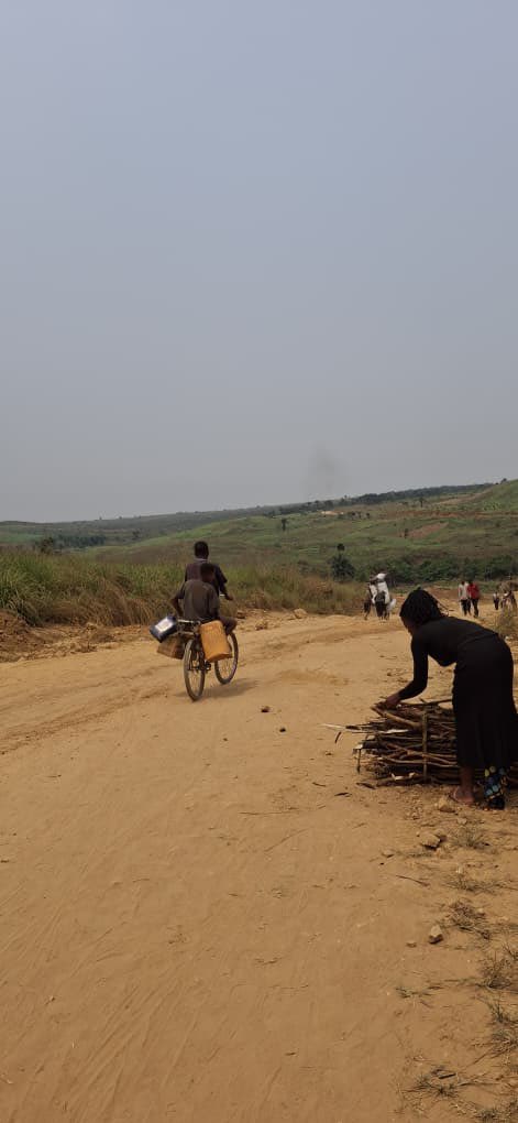 BENA KAZADI A LUKUSA dans le Kasaï. 45km seulement de Mbuji-Mayi.
Dites-vous bien que, rien que là-bas, il y a des endroits où il n’y a même pas d’EAU ! Aussi inconcevable que cela puisse paraître : IL N’Y A PAS D’EAU !!!! Congo plus profond qu’ici existe. Aimons notre pays😭🇨🇩