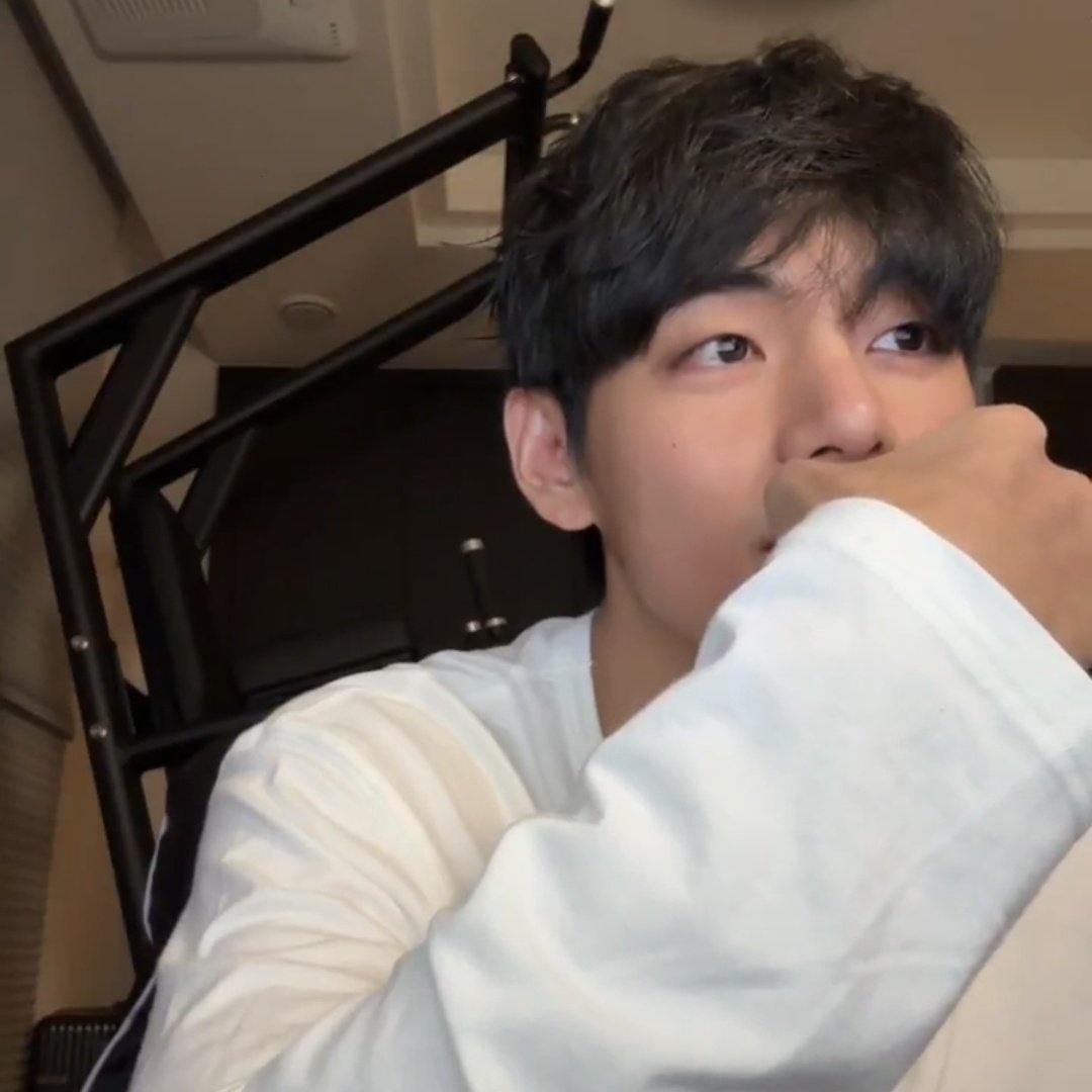 Taehyung's Playlist on Weverse Live 2 today!

🎶  Go Baby - Justin Bieber
🎶  Skin - Dijon
🎶  Pink + White - Frank Ocean
🎶  Darling, I - Tyler, The Creator (feat. Teezo Touchdown)
🎶  Circles - Mac Miller
🎶  Rockman - Mk.gee
🎶  Places We Won't Walk - Bruno Major
🎶  What Was