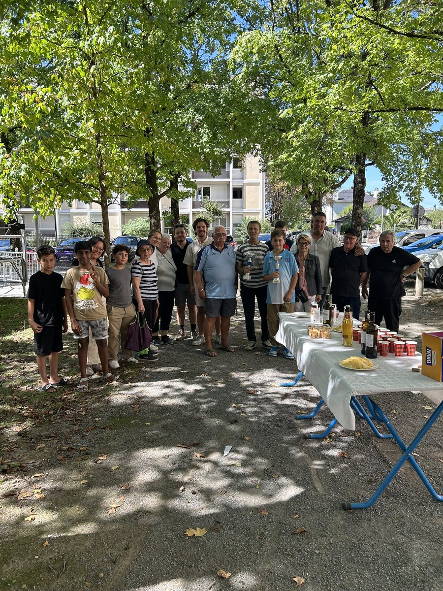 À la fête du quartier Fouchet <a href="/Ville_Pau/">Pau, Capitale Humaine</a> 
Merci et bravo à Abdel Er  Rhaji,  Pt de l’association Fouchet Jeunesse, qui a organisé avec son équipe de bénévoles  un week-end aux multiples animations. Très heureuse d’avoir retrouvé des habitants enthousiastes et pu féliciter les