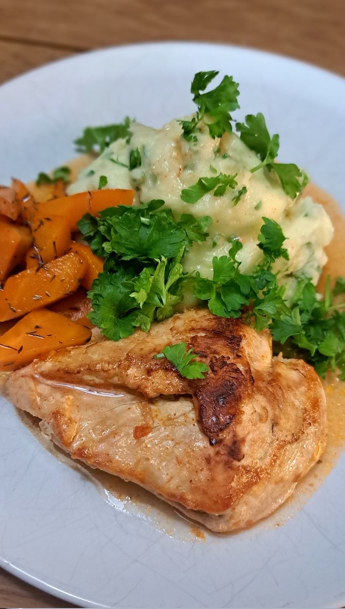 Kipeänäkin on syötävä. Suht iisiä laitettavaa, valkosipulista broileria, kermaista perunamusia ja hunaja-rakuunaporkkanoita.