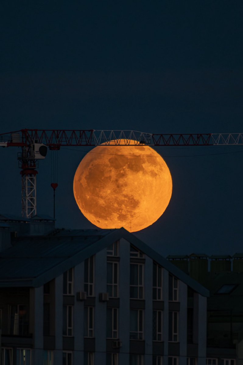 Доречі колись просто збирався сфотографувати місяць - а там як раз часткове затемнення було.