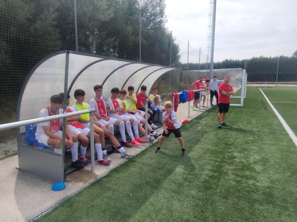 sdovaldenaron's tweet photo. 🗣️🔊CERRANDO LA PRETEMPORADA
Juveniles y cadetes se desplazaron a O Poboado a jugar el último amistoso de la pretemporada.
La jornada que viene ya será la que dé el pistoletazo de salida a una nueva y emocionante temporada.
#imusval⚪🔴🔴⚪ https://t.co/ShqggX8Jgm