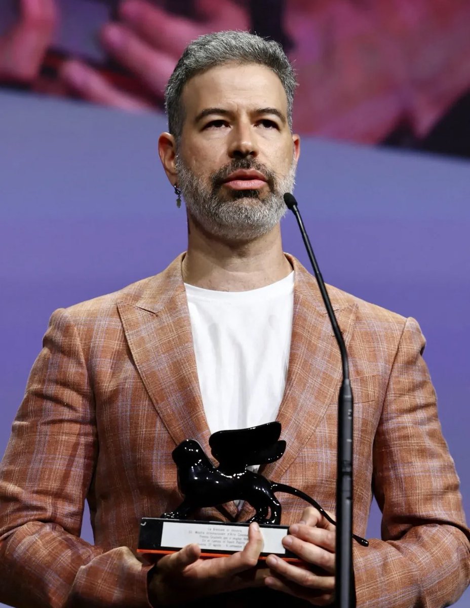 El director de cine David Pablos triunfa en el Festival Internacional de Cine de Venecia con su película “En el camino”.
¡Muchas felicidades, querido David!
A proyectar pronto esta película en Roma.
Orgullo mexicano. 🇲🇽
