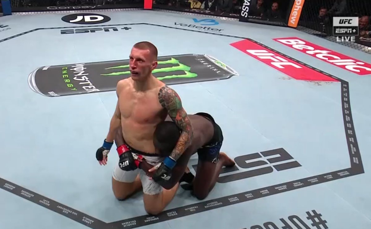 When you're in the middle of a fight but see Alexa Grasso in attendance