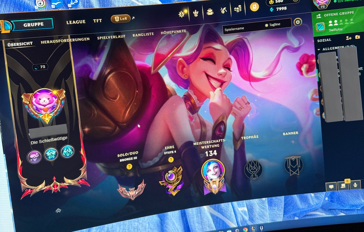 Gibt es hier auch Subs die gerne zocken? Besonders League of Legends?😌

Ich nehme Freundschaftsanfragen an, aber auch gerne RP…. Ich brauche hübsche Skins!!🙏🏼😍

Spiele aber noch nicht so lange…😋