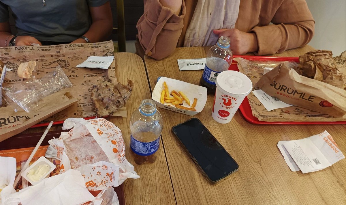 annem kardeşim ben alışveriş yaptık sonra da birlikte yemek yedik yani çok mutluyum annemi de çok seviyorum 😭💖