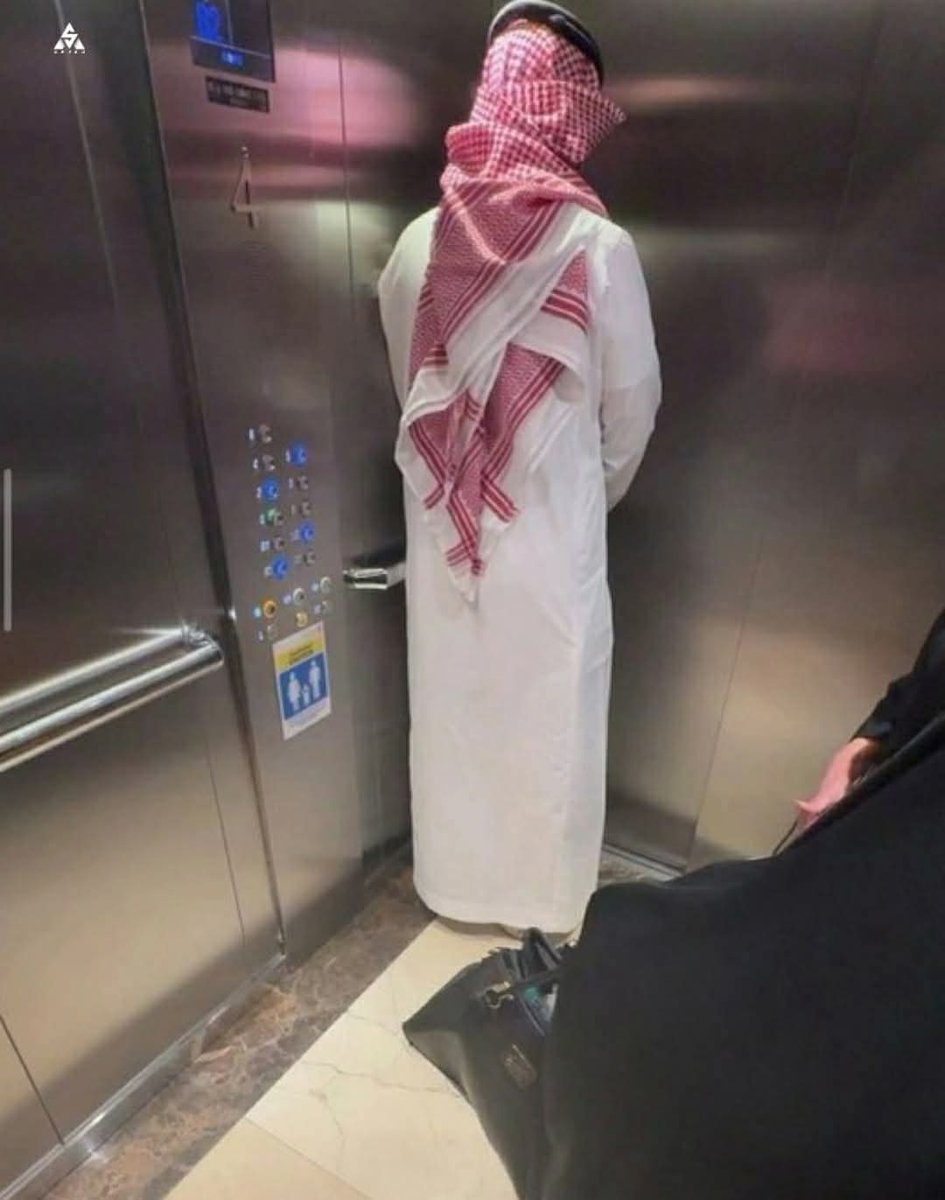 صورة لشاب التقطتها فتاة داخل المصعد حصدت تفاعلاً واسعاً عبر مواقع التواصل الأجتماعي بسبب خجل الشاب .