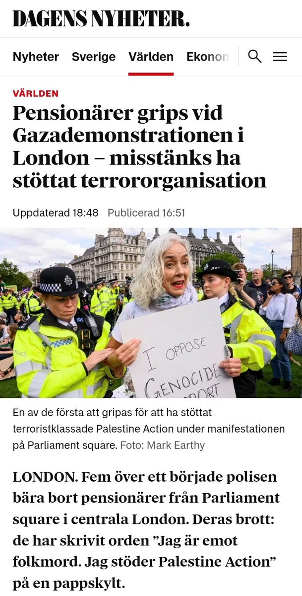 Demokrati nedmonteras för att skydda en stat som begår folkmord.

Pensionärer grips och riskerar 14 års fängelse för att de håller upp skyltar där det står "Jag är emot folkmord. Jag stöder Palestine Action.”