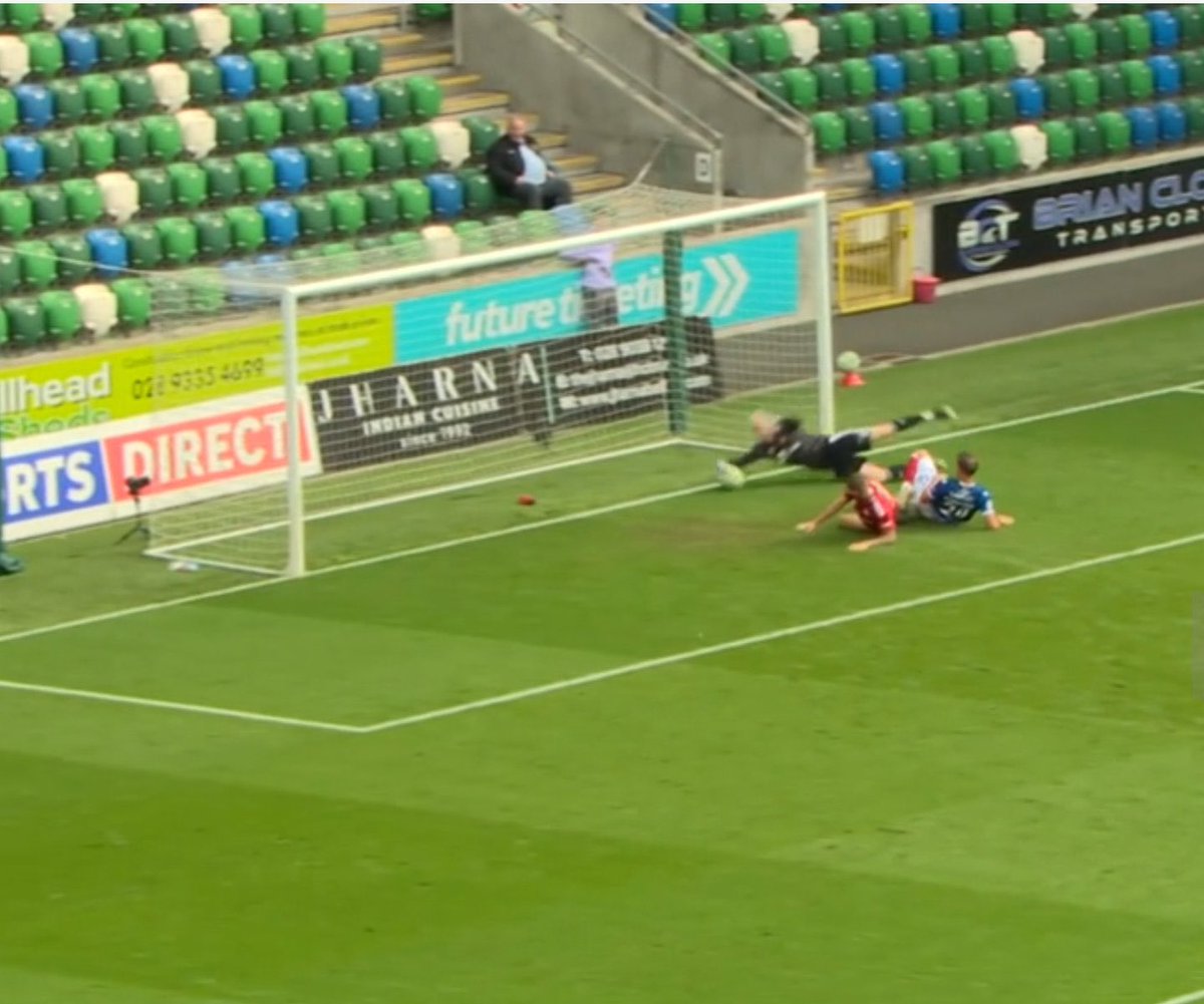 Honking call, could tell from the other end of the South Stand that it wasn’t in - why’s Hassan even deferring to his linesman when he’s stood on the edge of the box looking at it?