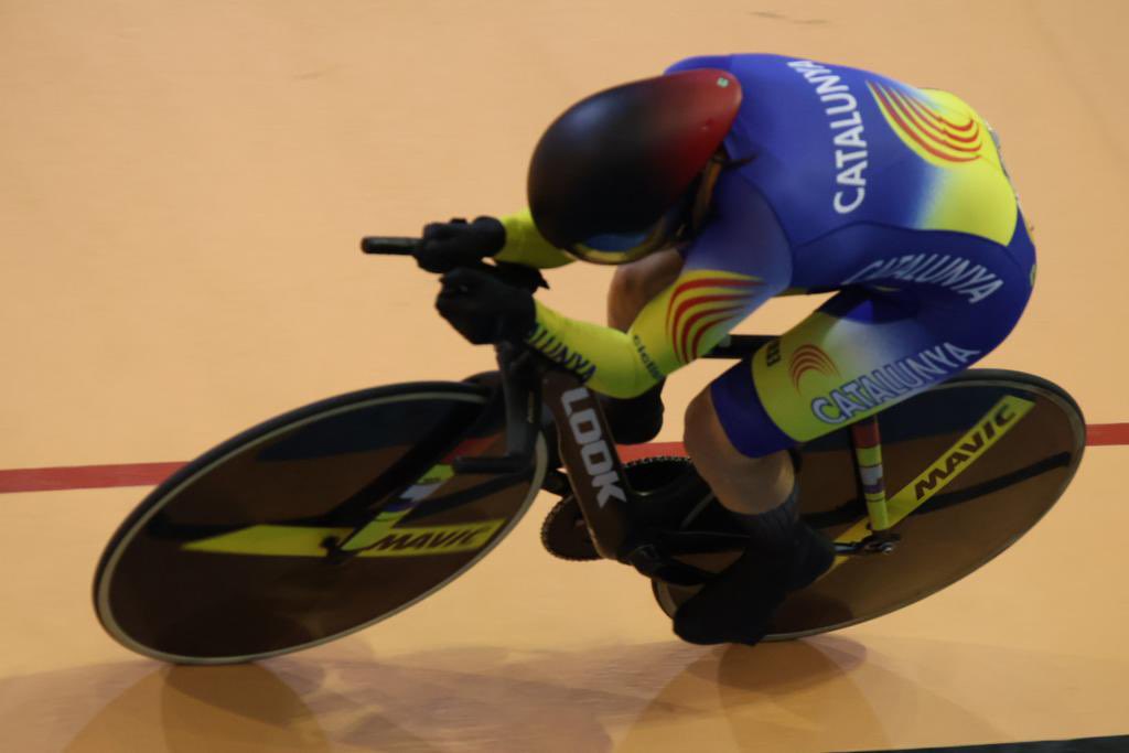 🥇 Helena Casas, campiona d’Espanya de 1km CRI!🏆

La velocista catalana aconsegueix el primer títol estatal de la història de la modalitat, després dels 10 que havia sumat en 500m, i s’adjudica el segon or al #CEPistaValencia25!

📸: <a href="/RFECiclismo/">Real Federación Española de Ciclismo</a>