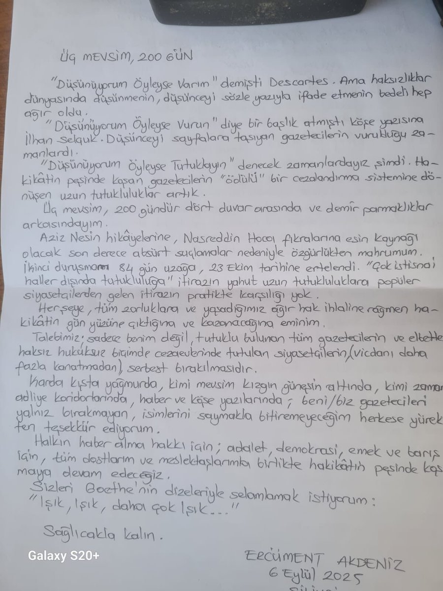 Ercüment Akdeniz 200 gündür özgürlüğünden yolsun…

Ercüment Akdeniz, “Üç mevsim, 200 gün” başlıklı mektubunda “Aziz Nesin hikâyelerine, Nasreddin Hoca fıkralarına esin kaynağı olacak son derece absürt suçlamalar nedeniyle özgürlükten mahrumum.” diyor. Ülkede hukukun geldiği