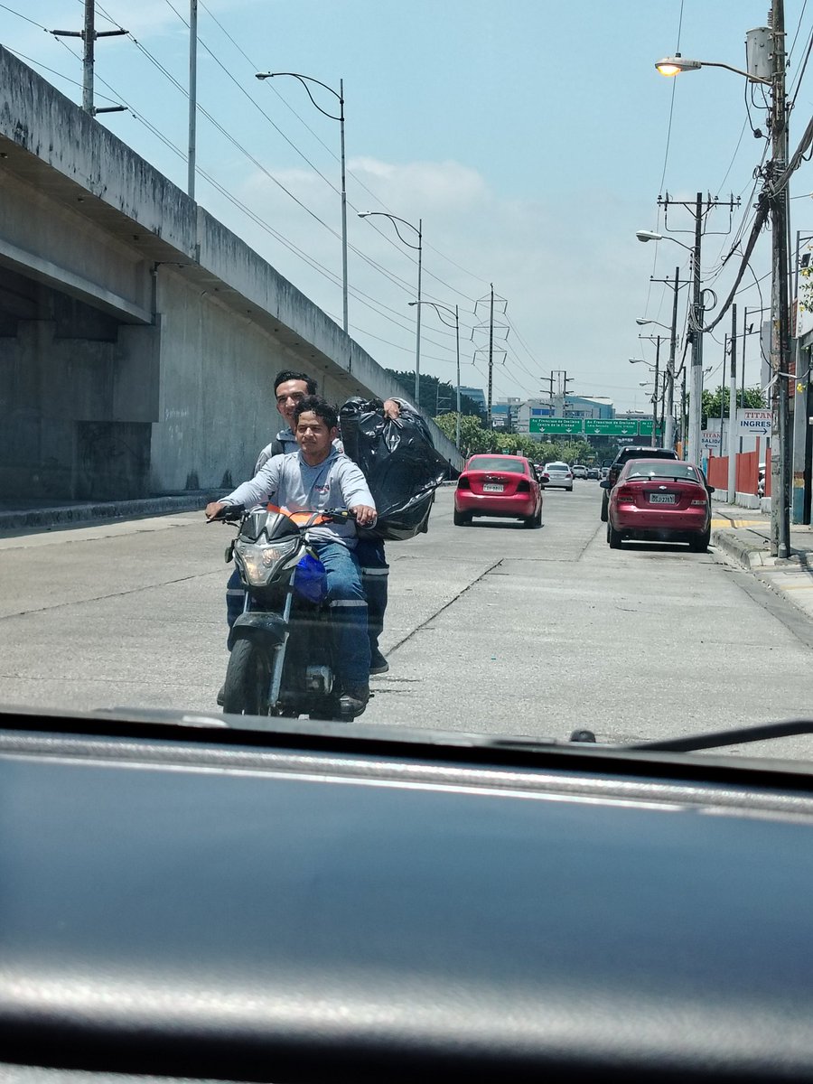 ludoaven's tweet photo. @ATMGuayaquil moto en Contravía en la Francisco de Orellana por el Banco Bolivariano @ecuavisa @tctelevision @teleamazonasec @GamaNoticiasEc @RTSEcuador https://t.co/V5FJgtu1xJ